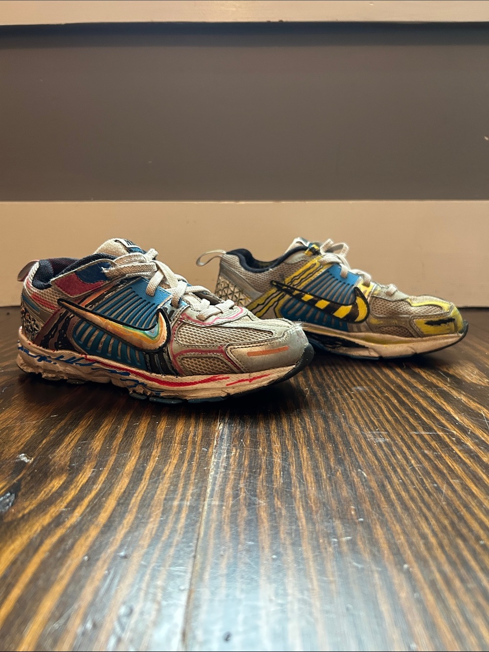 Nike Kids Vomero 5 Multicolor Athletic Sneakers with Blue and Yellow Accents